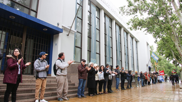 La comunidad universitaria de San Juan hizo un abrazo simbólico en medio del debate por el financiamiento