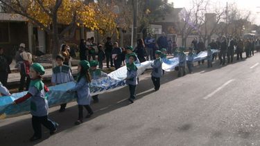 En su día, más de 300 pequeños desfilaron a puro color