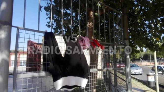 Colgaron bombachas y calzoncillos en la puerta de la escuela San Martín