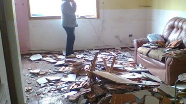 Cayó el techo de su casa y se salvaron de milagro