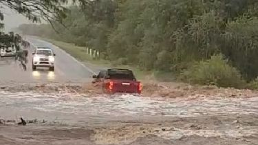 Captura de video de la maniobra imprudente de un conductor en la crecida de Valle Fértil.