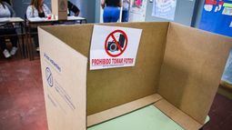 Elecciones en San Juan: denuncias mínimas y la curiosa anécdota del presidente de mesa que llevó la urna al baño Elecciones en San Juan: denuncias mínimas y la curiosa anécdota del presidente de mesa que llevó la urna al baño