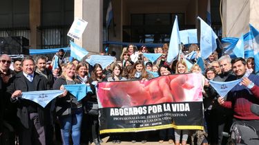 Abrazo simbólico de abogados y profesionales pro vida en la puerta de Tribunales