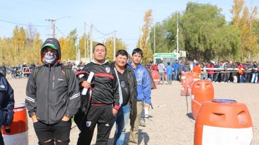 La otra fila: miles buscando un trabajo en el Tambolar