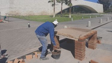 Después de la polémica en la Casa de Sarmiento, instalan un horno de barro en la Plaza del Bicentenario