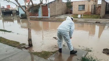 En medio de la lluvia, desde el municipio de Rawson, además de brindar asistencia a las familias, se realiza tareas de desagote en calles y viviendas anegadas.
