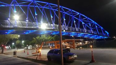 El puente iluminado del Cívico copó las redes sociales de los sanjuaninos