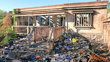 La sanjuanina que vive entre la basura y rodeada de gatos