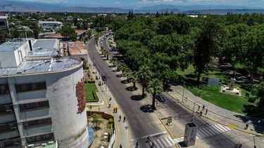 En la Avenida Libertador arrancó la metamorfosis: desde el aire, como luce hoy llena de baches, lomitas y otros peligros