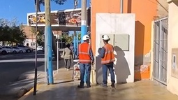 El momento en que los operarios reconectaron el servicio eléctrico en la Parroquia de Jáchal. Foto: captura Radio Norte Jáchal.
