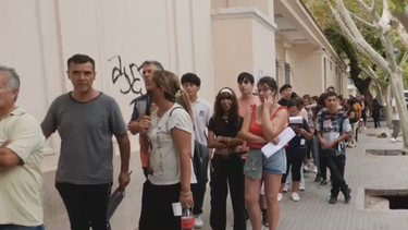 Filas eternas en una escuela de Capital para anotar alumnos