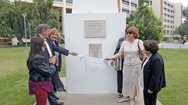 Homenajearon a las mujeres que repararon la Pirámide de la Independencia