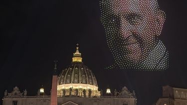 Conmovedor homenaje: miles de drones recrearon la imagen del papa Francisco en el cielo del Vaticano
