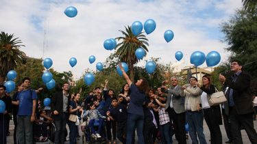 Emotiva suelta de globos azules por el día Mundial del Autismo