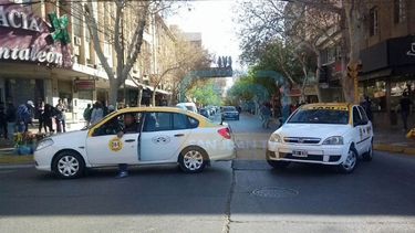 Otra protesta de remiseros complicó el tránsito en el Centro