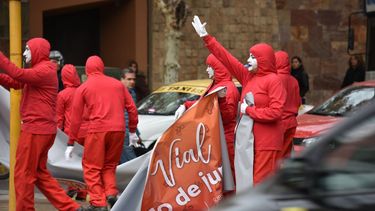 ¿Te cruzaste en la calle con los Tipitos Rojos? Quiénes son