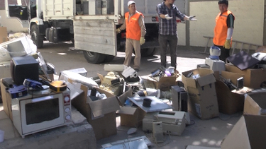 Alumnos del Colegio Central vuelven a juntar residuos electrónicos.