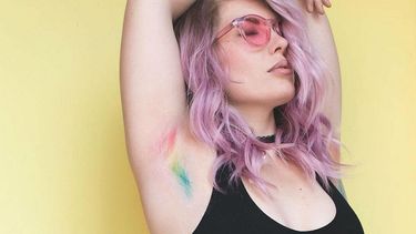 Crease o no, teñirse las axilas de colores de unicornio es tendencia
