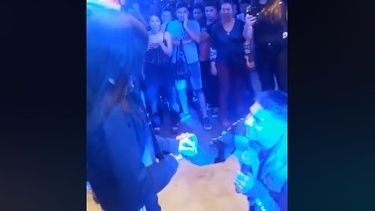 Video: sanjuanino le pidió casamiento a su novia en medio del boliche