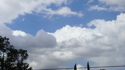 Máxima de 21º con cielo algo nublado toda la jornada