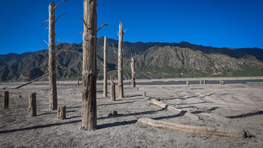 Las impactantes postales de un dique de Mendoza, captadas por el lente de un fotógrafo sanjuanino.