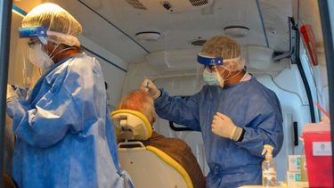 El peligroso trabajo de los profesionales que están al frente del coronavirus: conocé su historia