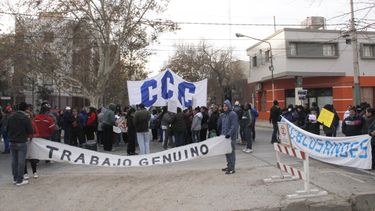 Manifestantes cortaron la calle en reclamo de fuentes de trabajo