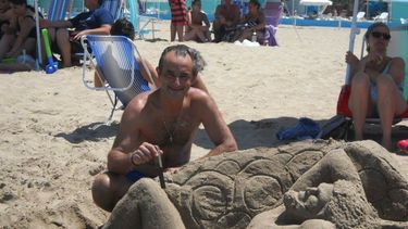 El ferretero sanjuanino que la rompe con sus esculturas en la Costa