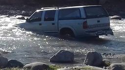 ¿Que figura sanjuanina se quedó en el río con la camioneta, y fue salvado por los vecinos?