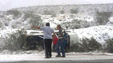 Espectacular vuelco de una camioneta sin heridos en el Colorado
