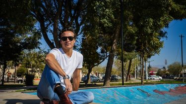 Martín Rodríguez, la estrella de Netflix que vuelve a acariciar su infancia paseando por el barrio Camus