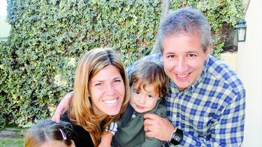 “Soy un padre protector, juego y me siento a estudiar con ellos”