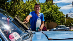 En los últimos meses, en medio de la crisis económica que vive el país, aumentó la cantidad de personas que desarrollan la tarea de limpiavidrios en San Juan.