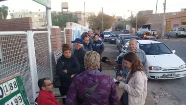 Desde la madrugada y con frío, los jubilados copaban la espera de la carne barata