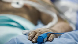 El primer caso: un paciente se infectó en simultáneo con Covid-19, viruela del mono y HIV