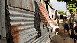 El fuerte temblor dañó casas humildes y tiró un tanque