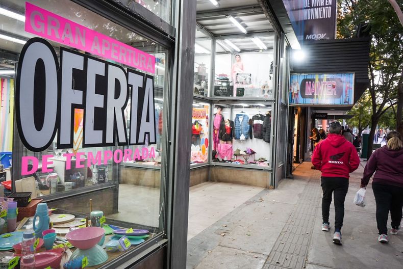 Almacenes y ropa económica, los rubros que marcan tendencia en el comercio  de la Capital de San Juan