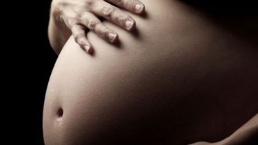 Renunciar a un hijo para que sea adoptado, un estigma que pesa más sobre las mujeres