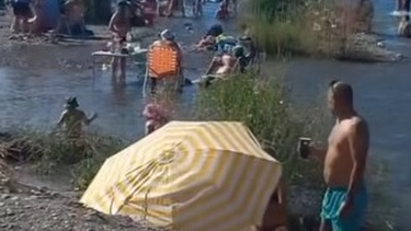 Cada vez va más gente a la playa del Río San Juan por calle Las Moras, recientemente habilitado.
