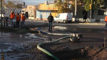 Un caño roto inundó varias calles de Rawson y afecta el suministro de agua