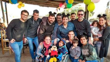 Músicos sanjuaninos le festejaron un cumple sorpresa al valiente cauceterito