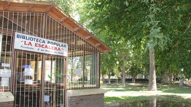 La biblioteca que nació en la plaza