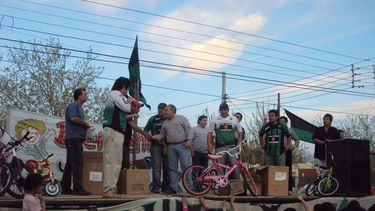 Chocolate y trofeos para chicos futbolistas por el Día del Niño