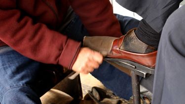 La esquina sanjuanina donde el tiempo se detuvo: la historia de dos queridos lustrabotas