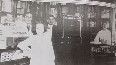 Don Pablo Fagale junto a la caja de la farmacia La Estrella, en Mendoza y Laprida.&nbsp;