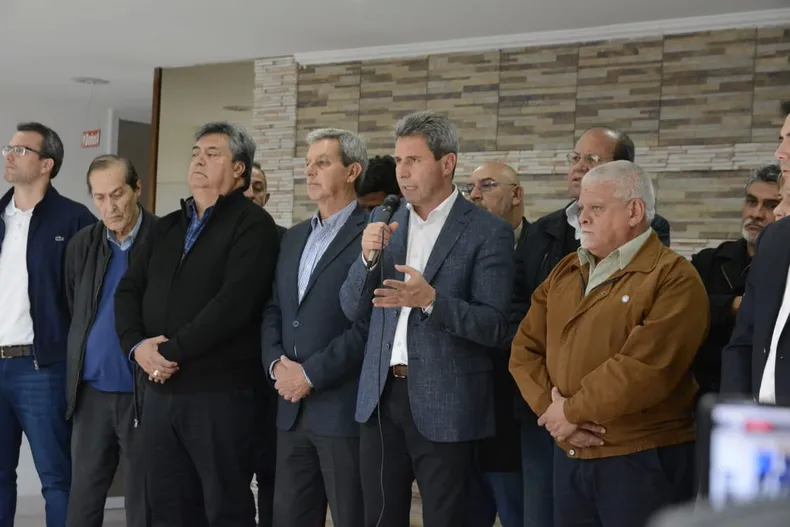 Cabello de CGT, con Uñac en un acto con integrantes del Frente de Todos realizado en las instalaciones del SUOES, en repudio el atentado contra Cristina este año.