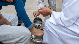 Jueves Santo en el Penal de Chimbas: monseñor Lozano lavó los pies a internos y dejó un mensaje de esperanza Jueves Santo en el Penal de Chimbas: monseñor Lozano lavó los pies a internos y dejó un mensaje de esperanza