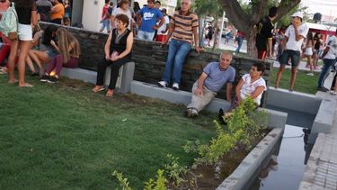 Verde, iluminada y con peatonal