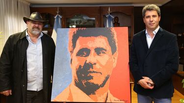 Un renombrado artista le dedicó un cuadro pintado con vino a Uñac