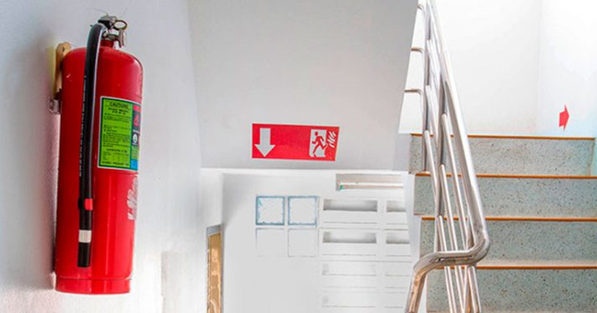 Una pareja sanjuanina distrajo a la secretaria de una clínica y escapó con  el matafuego